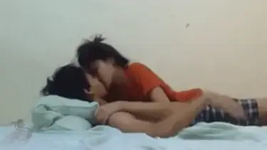Kemesraan Rahasia Bersama Adik Cantik Kasur