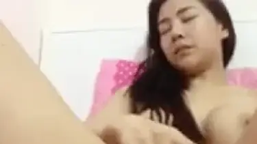 Momen Bersantai Sepupu Cantik Di Rumah