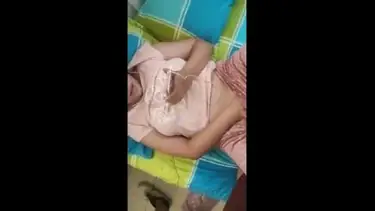 Tante Dewasa Cantik Pasrah Posisi Doggy Kasur